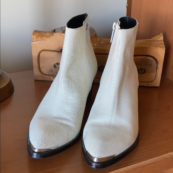 Calvin Klein Pointed-toe ankle booties - Picture 2 of 8